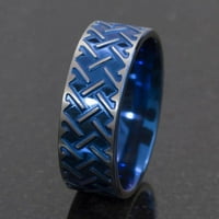 Inel plat din titan cu un design Celtic măcinat anodizat în albastru